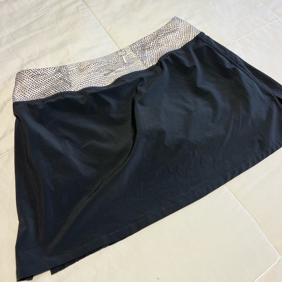 Brooks Running Skort Size Medium Equalibrium Technology Gray With Polka Dots - Picture 5 of 9